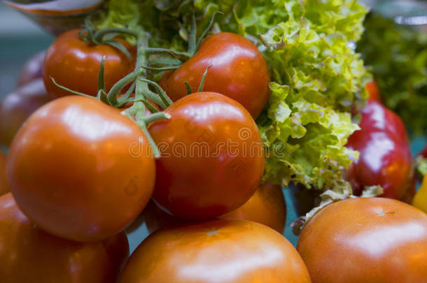 新鲜的富有色彩的番茄和蔬菜在食品杂货店