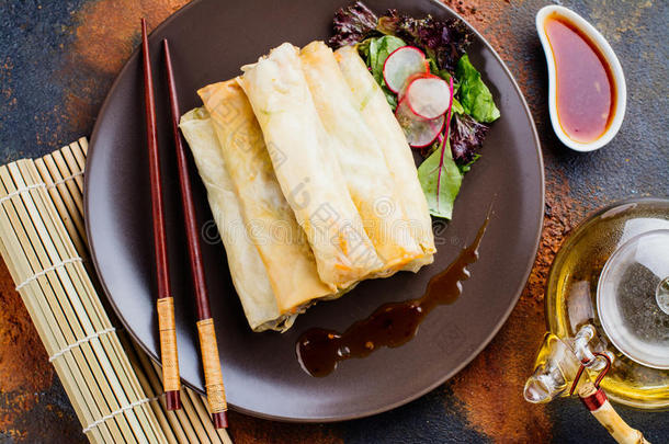 喝醉了的春季名册和蔬菜,鸭子肉和面条