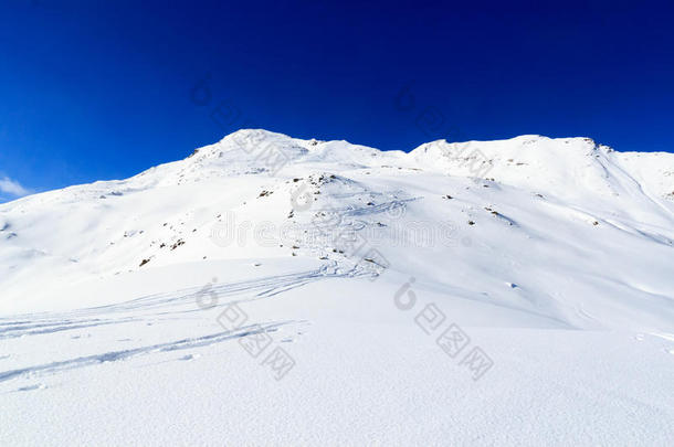 山全景画和雪和滑雪小路采用w采用ter采用吐司一