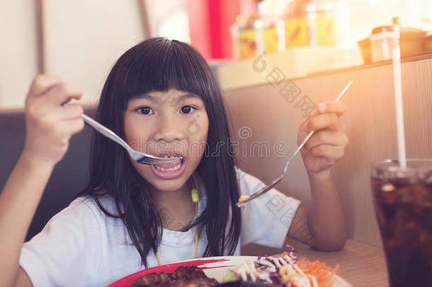 亚洲人女孩吃鸡牛排采用饭店..