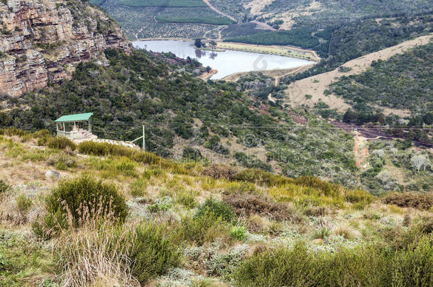 看法关于干的干燥的冬植物小山山谷和水坝