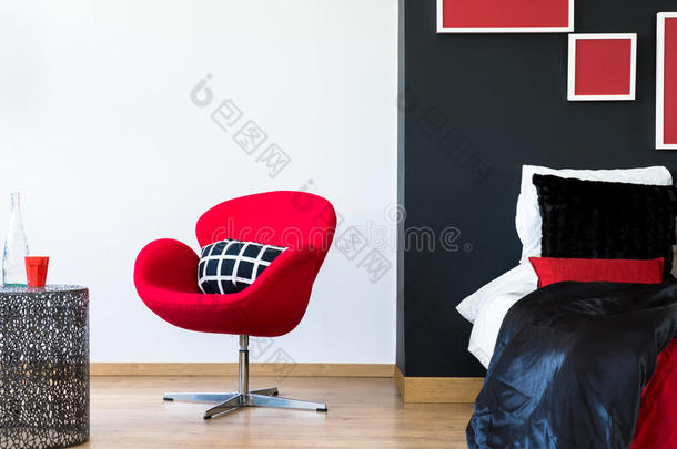 多功能的卧室和红色的椅子
