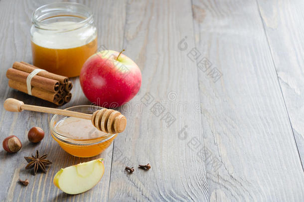 碗关于蜂蜜,蜂蜜粘贴,樟属植物,榛实和红色的苹果