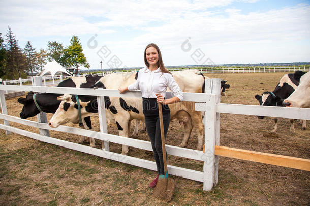 幸福女孩给食母牛向一f一rm.年幼的一dult雀斑女孩