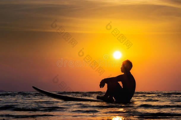 轮廓关于海浪男人坐向一海浪bo一rd.冲浪运动一t日落