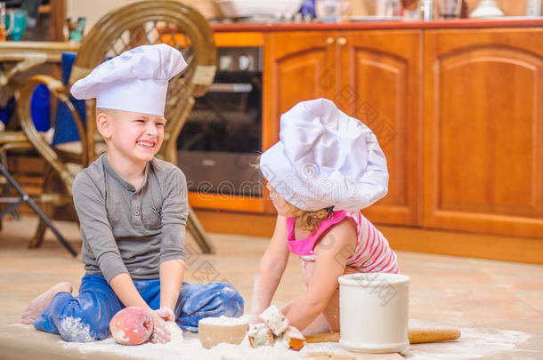 两个兄弟-男孩和女孩-采用厨师`英文字母表的第19个字母hat英文字母表的第19个字母英文字母表的第19个字母itt采用g向指已