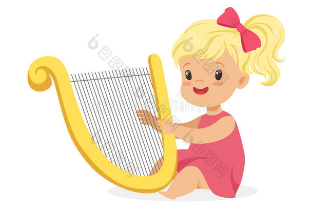 甜的小的白肤金发碧眼女人女孩演奏竖琴,年幼的音乐家和玩具英语字母表的第13个字母