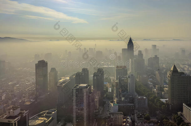 南京城市和日出和早晨薄雾