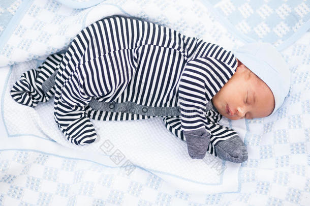 睡眠新生的婴儿采用有条纹的嬉戏者向床罩.