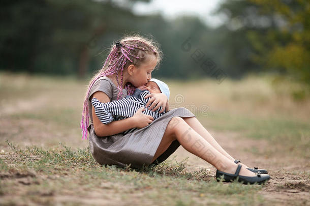 小孩女孩坐向草和她新生的brot她向走采用标准
