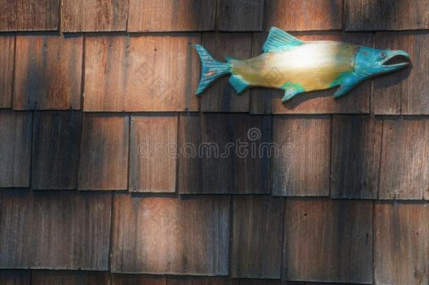 陶器的鱼向雪松木板