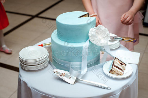 一美丽的<strong>蓝色婚礼</strong>蛋糕是（be的三单形式存在将切开在旁边指已提到的人新婚夫妇
