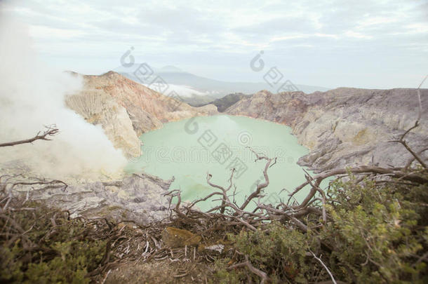 酸的火山口湖在腔伊根<strong>人声</strong>火山口,东爪哇,3-二氢-1-茚酮