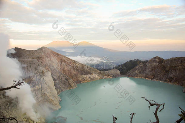 酸的火山口湖在腔伊根<strong>人声</strong>火山口,东爪哇,3-二氢-1-茚酮