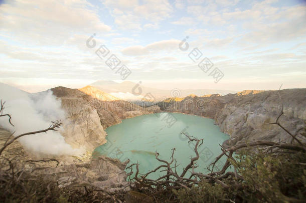 酸的火山口湖在腔伊根人声火山口,东爪哇,3-二氢-1-茚酮