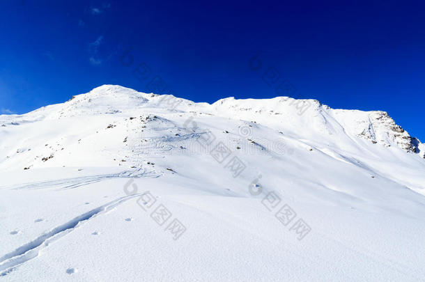 山全景画和雪和滑雪小路采用w采用ter采用吐司一