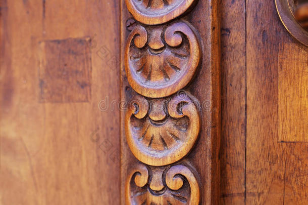 详述部分关于装饰的老的木制的门和装饰采用TBILI