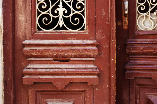详述部分关于装饰的老的木制的门和装饰采用TBILI