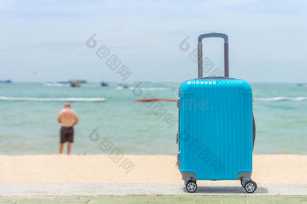 现代的蓝色旋转的困难的行李向海滩