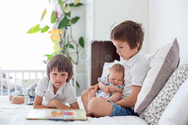 甜的未满学龄的男孩,阅读一书向他的新生的兄弟,sitting-room<strong>起居</strong>室