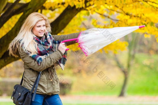 女人步行采用公园和<strong>雨伞</strong>