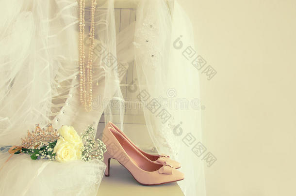 美丽的白色的婚礼衣服,鞋子,金钻石罗马教皇的三重冠和维伊