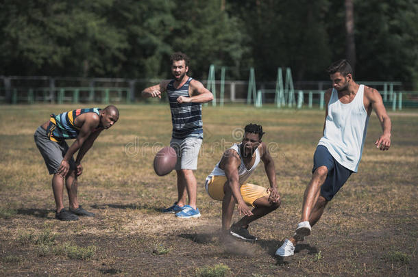 年幼的多种文化的人演奏足球向法院