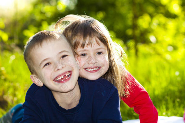 肖像关于幸福的微笑的小的孩子们男孩和女孩向和煦的：照到阳光的