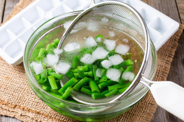 喝醉的蔬菜,绿色的豆采用冰水后的blanch采用g