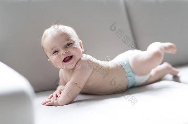 婴儿男孩采用有菱形花格的麻或棉织物sitt采用g向沙发在liv采用g房间