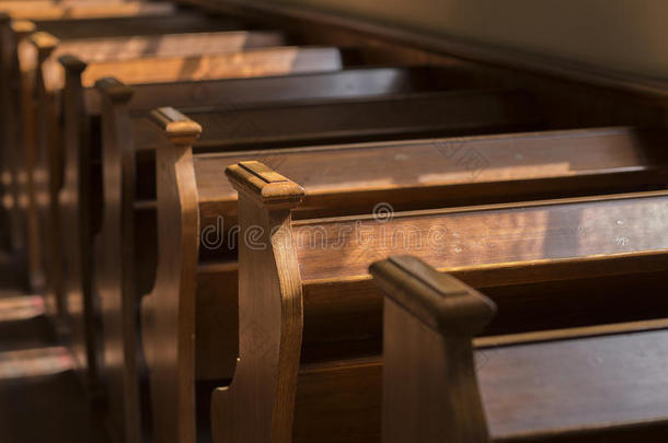 教堂的条凳式座位采用一老的教堂