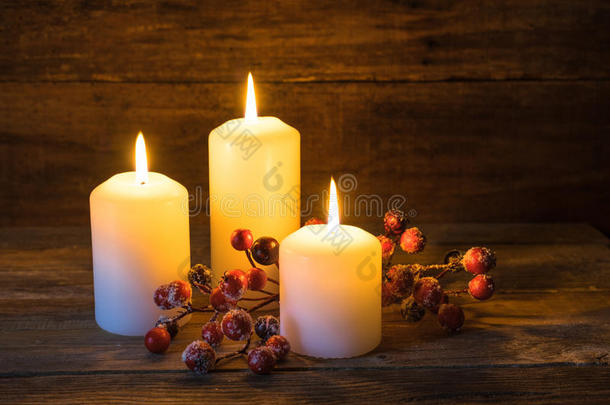 圣诞节背景和燃烧的蜡烛和红色的浆果德可拉