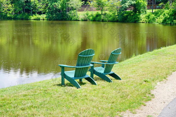 MagneticTape磁带霍尔约克大学校园风景:绿色的椅子和池塘