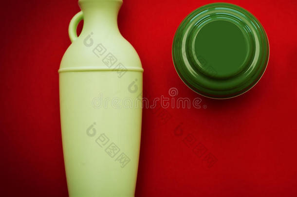 洗液和<strong>身体乳</strong>霜采用绿色的瓶子