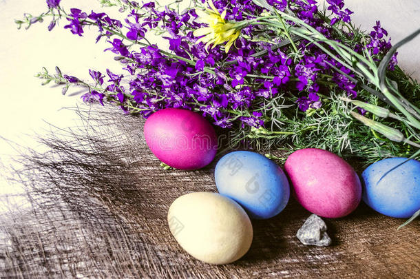 描画的复活节卵使用指已提到的人花束关于紫色的野生的花向