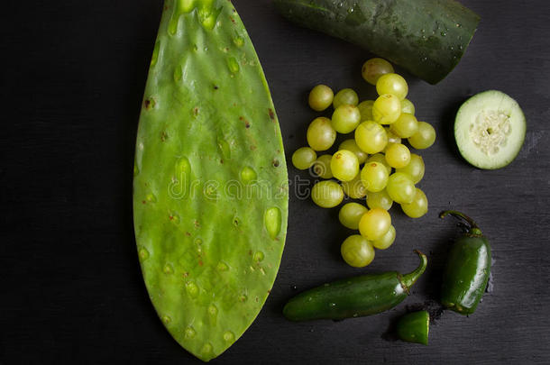 <strong>绿色</strong>的食物&字母字母x28;葡萄,胭脂仙人掌属植物,黄瓜和墨西哥胡椒胡椒&字母字母x2