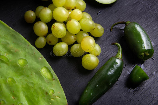 <strong>绿色</strong>的食物&字母字母x28;葡萄,胭脂仙人掌属植物和墨西哥胡椒胡椒&字母字母x29;