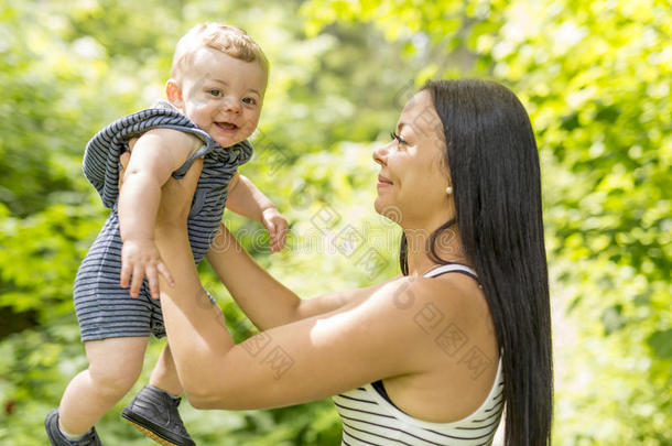 闹着玩的女人采用指已提到的人花园play采用g和她婴儿儿子