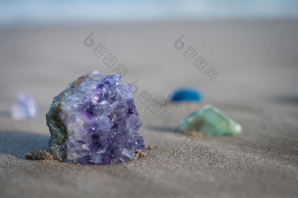 <strong>紫</strong>蓝色宝石向沙