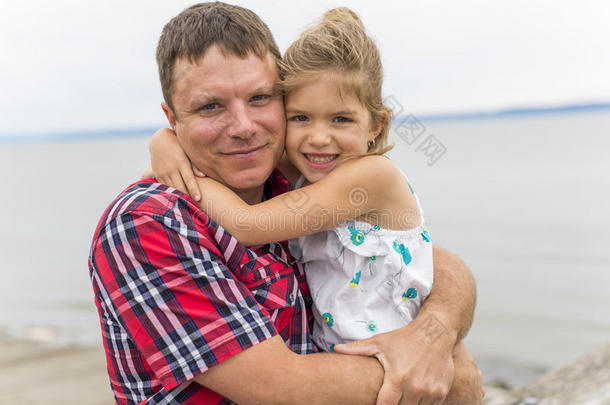 爱的父亲和女儿向指已提到的人海滩无忧无虑的和幸福的