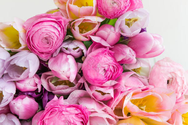 束关于富有色彩的郁金香和粉红色的毛茛属植物毛茛花