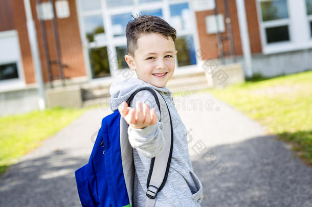 学生在外面学校起立微笑的