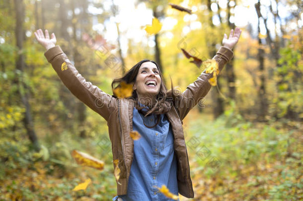 幸福的女人投秋树叶采用指已提到的人公园