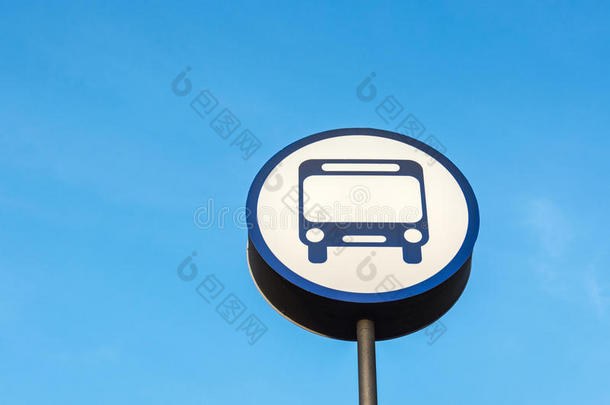 蓝色<strong>夜班</strong>轮公共汽车停止符号向一极点