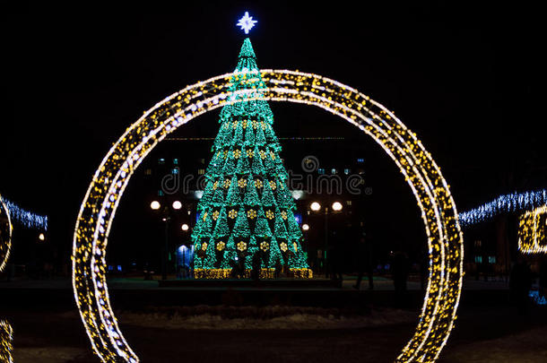 一大大地圣诞节树和明亮的花环和星<strong>发出</strong>光光