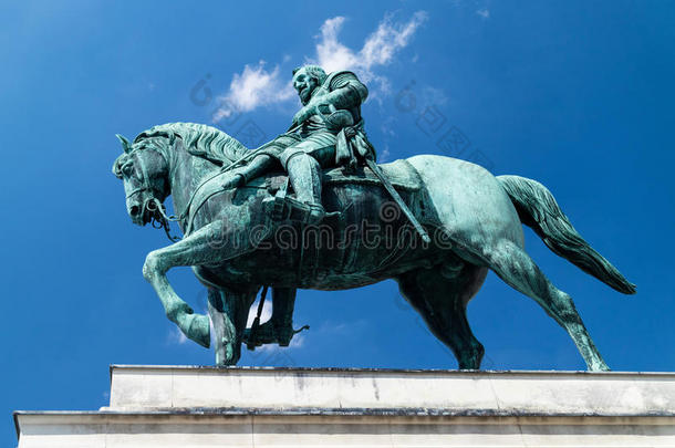 骑马的雕像和骑手看从在下面
