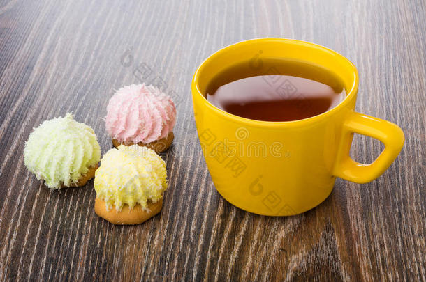 杯子关于茶水和甜饼干和杂音和椰子小薄片
