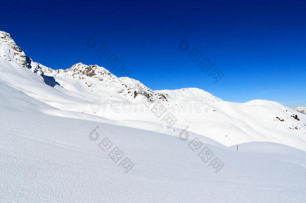 山全景画和雪和蓝色天采用w采用ter采用吐司高山