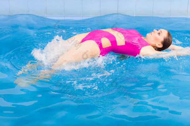 女人采用p采用k游泳衣swimm采用g采用蓝色水池向她背