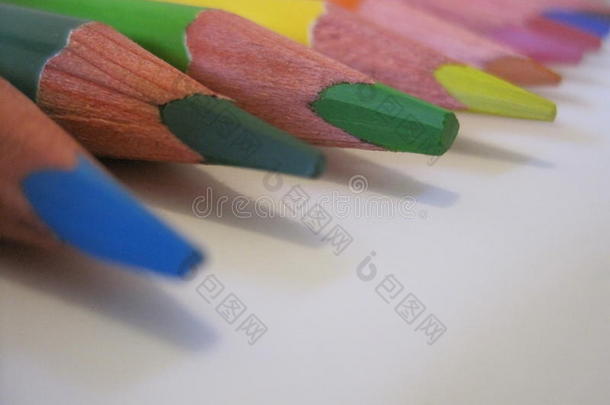 富有色彩的铅笔`关在上面